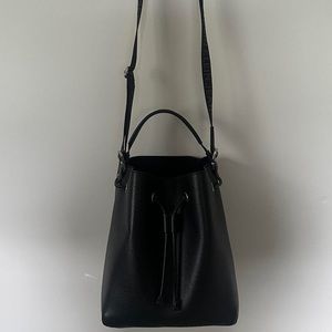 calvin klein bucket bag
lightly worn
“calvin klein jeans”